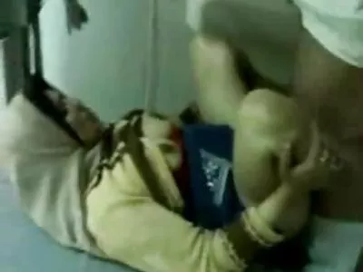 அதனால் அழகான பொன்னிறமான காதலி மெல்ல உறிஞ்சும் வரை சூடான சூடான அமர்வு