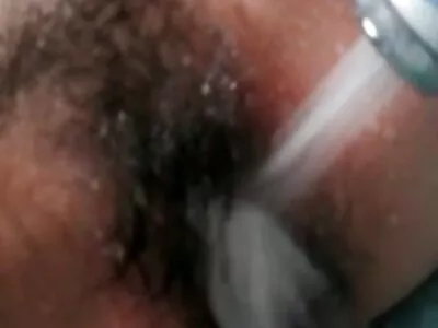 எனவே புதன்கிழமை இரவு பெற்றோர் வெளியே இருக்கும்போது அழகான மனைவி இரண்டு ஓட்டைகளிலும் கடினமாக இருக்கிறார்