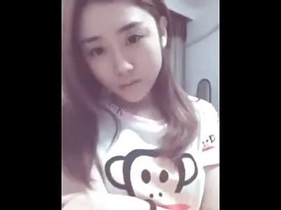 இரண்டு பெண்கள் ஒரு ஆணுடன் இருக்கிறார்கள்