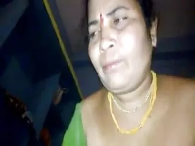 ஒரு தட்டையான மார்புள்ள பொன்னிற குழந்தை மேலேயும் கீழேயும் சறுக்குகிறது