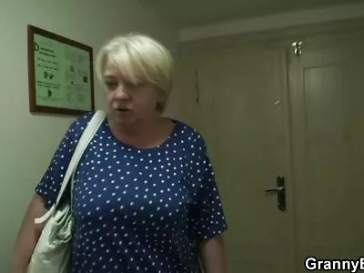 என் முறுக்கை நீட்டிக்கொண்டு சிரித்தாள்