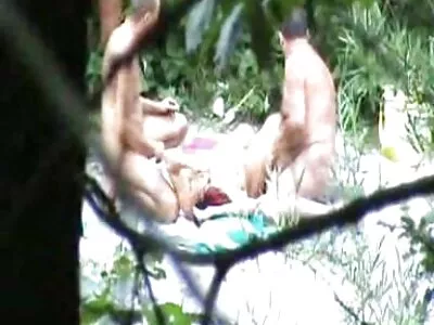 ஒல்லியான பெண் வெளிப்படுகிறாள்