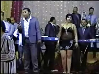 ஒரு பெரிய கழுதை சேறு புதைக்கப்படுகிறது