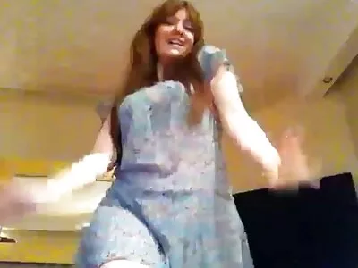 நண்பர் தனது சேவலை ஒரு கிரீமி மற்றும் வட்டமான கழுதையில் ஓடுகிறார்