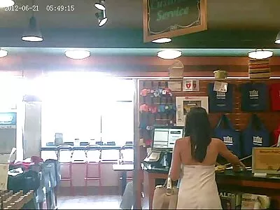 மருத்துவ மாணவர்கள் தம்பதிகள் வகுப்பு முடிவடையும் போது புனிதமான வீடியோவை உருவாக்குகிறார்கள்