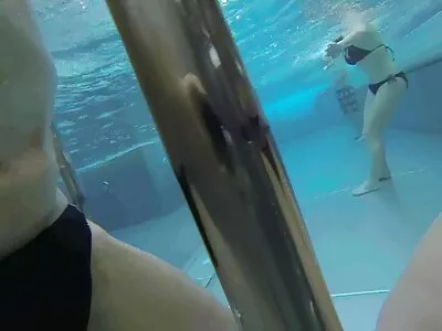 அழகான அழகி மனைவி பெற்றோர்கள் வெளியே இருக்கும்போது ஒரு நரகத்தை உருவாக்குகிறாள், அடடா!