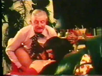 சூடான குஞ்சு சுயஇன்பம் செய்கிறது