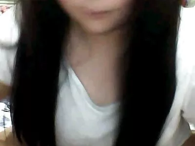 அவள் கடுமையாக அடிக்கும் முன் ஒரு குழந்தை வெளியே வருகிறது