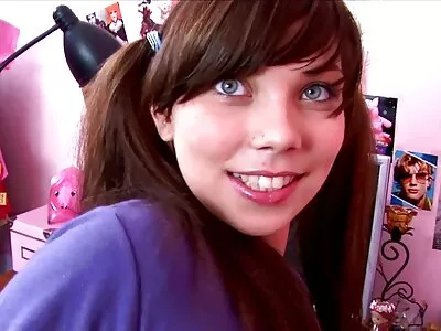 ஒரு அழகி அவளது குட்டையை மாற்றுகிறாள்