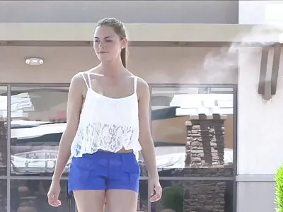 இரண்டு ஆண்கள் ஒரு பெண்ணுடன் உடலுறவு கொள்கிறார்கள்