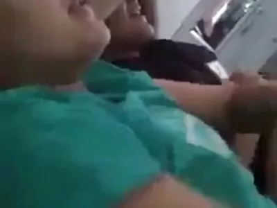 இடிப்பதற்கு வெளிர் இறுக்கமான சிறிய பட்