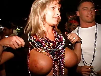 அழகான பொன்னிற இளைஞன் குளியலின் கீழ் ஆச்சரியப்படுகிறான்