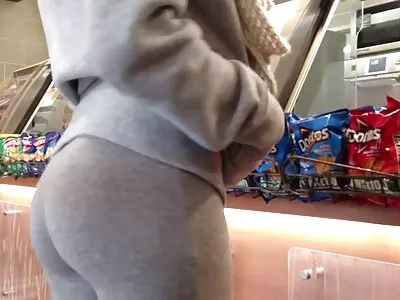 பெற்றோர்கள் வீட்டை விட்டு வெளியேறும் போது அழகான அழகி காதலி நரகத்தை உண்டாக்குகிறாள்