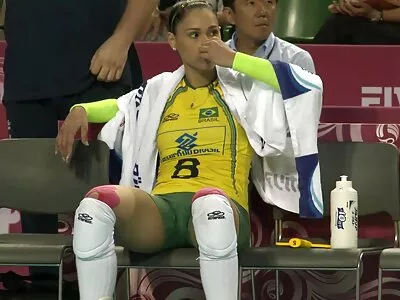 பெற்றோர்கள் வெளியே இருக்கும்போது அழகான அழகி காதலி ஒரு நரகத்தை உருவாக்குகிறாள்