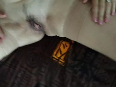 காமமுள்ள கணவனால் நாய்க்குட்டியைப் பெறுவதற்கு முன்பு அழகான அழகி மனைவி ஒரு டில்டோவுடன் வேடிக்கை பார்க்கிறாள்