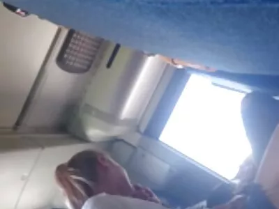 பஸ்டி பெண் நிர்வாணமாகிறாள்