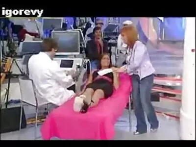 இரண்டு பேர் படுக்கையில் குதிக்கிறார்கள்