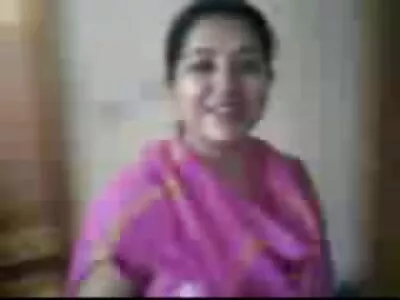 ரெட்ஹெட் அவள் மேல் கழற்றுகிறது