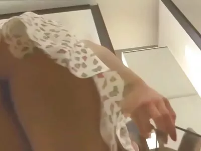 அழகி ஒரு பெரிய டில்டோவில் அமர்ந்திருக்கிறாள்