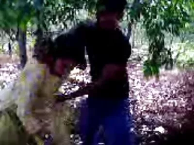 ஒரு கவர்ச்சியான அழகி மற்றும் அவளது உடலில் ஒட்டிக்கொண்டது