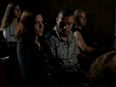 கருங்கல் குஞ்சு ஒரு டில்டோவில் அமர்ந்திருக்கிறது