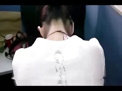 ஒரு அழகி மில்ஃப் மனைவி இந்த பழைய வீடியோவில் சாக்லேட் பார் போல கணவன் சேவலை உறிஞ்சுகிறாள்