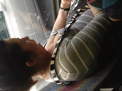 கொம்பு கவர்ச்சியான பெண்ணுடன் வெளிப்புற கதவு