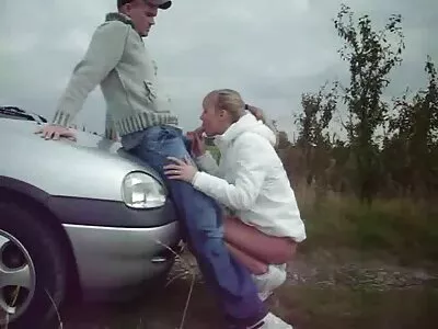 ஒரு அழகி ஒரு சேவல் மற்றும் சிகரெட்டை புகைக்கிறாள்