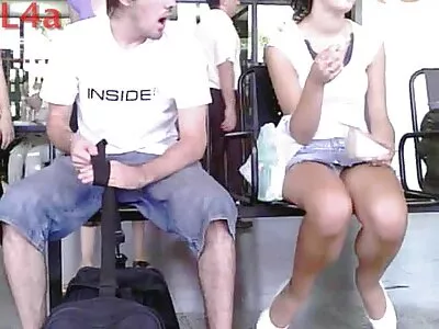 கிங்கி பெண் துளையிடப்படுகிறாள்