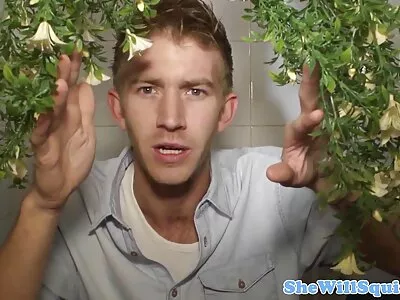 அவளது முதுகில் பெரிய நுனிகளுடன் குழந்தை உள்ளது