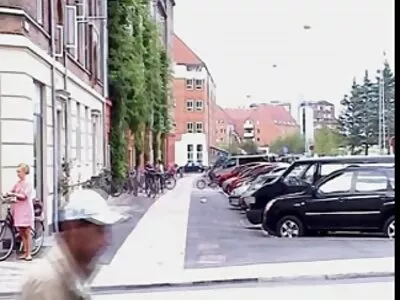 பெரிய கண்கள் கொண்ட பெரிய பெண் சுயஇன்பம் செய்கிறாள்