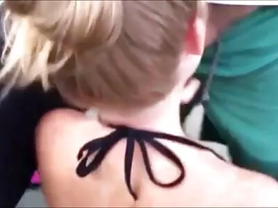 ஜோடி வயலில் புதைக்கிறது