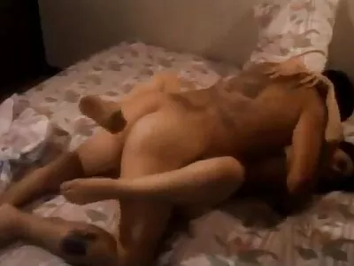 அவளது வழுக்கும் இறைச்சி துளைக்கு பெரிய பொம்மை