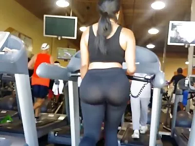 மிகவும் அழகான ஸ்பெயின் ரெட்ஹேர் பெண் குளியலறையில் தனது வெப்கேமை வைத்து குளிக்கிறாள்