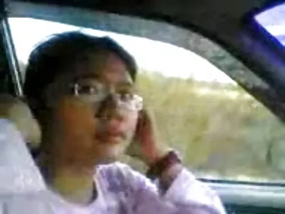 அழகான பச்சை பொன்னிற மனைவி தனது காம கணவனுடன் ஒரு சூடான உடலுறவை வேடிக்கை செய்கிறாள், அடடா!