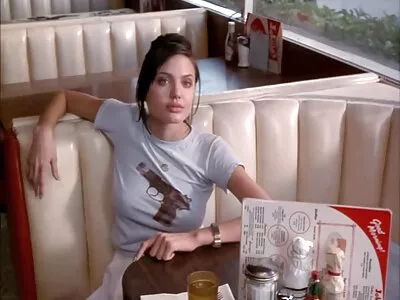 இரண்டு பெண்கள் வைப்ரேட்டரைப் பயன்படுத்துகிறார்கள்