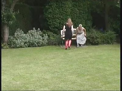 மெலிந்த ஜோடி ஒன்றாக தேய்த்தல் மற்றும் குத்துதல்