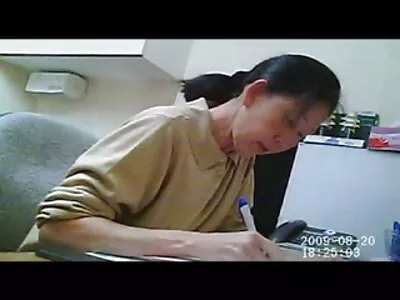 சுருள் குஞ்சு தன் குட்டியை மசாஜ் செய்கிறது