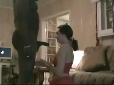 ஒரு குஞ்சு தண்ணீர் தொட்டியில் வேடிக்கை பார்க்கிறது