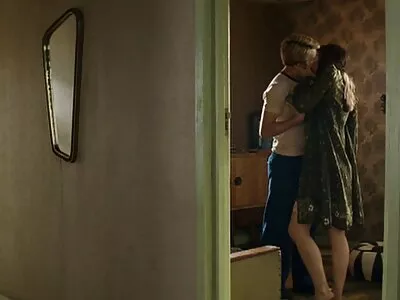 தனி பெண் தன்னை ஊடுருவி வருகிறாள்