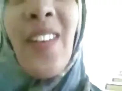 மை போட்ட பெண் டில்டோவில் அமர்ந்திருக்கிறாள்