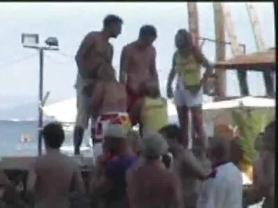 கருங்காலி குஞ்சு ஒரு ஸ்ட்ரிப்டீஸ் செய்கிறது