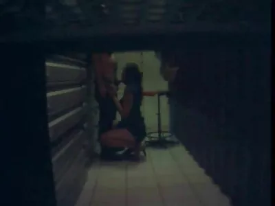 ரேவன் ஹேர்டு பெண் போஸ் செய்கிறாள்