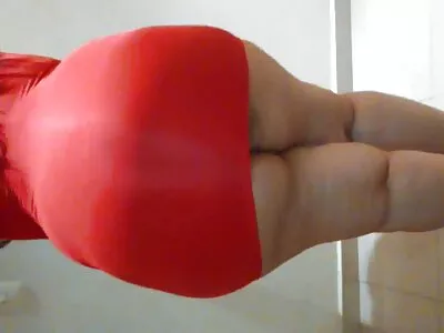 அழகா ஒரு சேவலை கையாள்கிறாள்