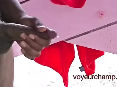 இரவில் குடித்த பிறகு தம்பதியினர் தப்பிக்க முயற்சி செய்கிறார்கள்