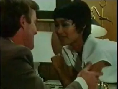 பஸ்டி பெண் தன்னுடன் விளையாடுகிறாள்