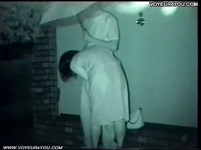 டீன் ஒரு பெரிய சேவலை உறிஞ்சுவதை அனுபவிக்கிறார்