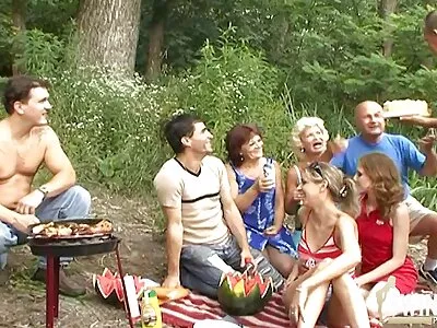 பஸ்டி லத்தீனா தனது நுனிகளை அசைக்கிறார்