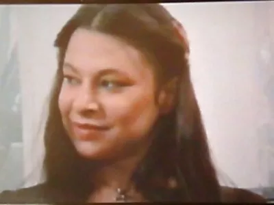 குட்டி மற்றும் பச்சை குத்தப்பட்ட குழந்தை ஒரு பெரிய சேவலை விழுங்குகிறது