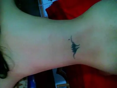 பெண் தன் கால்களைப் பிரிக்கிறாள்